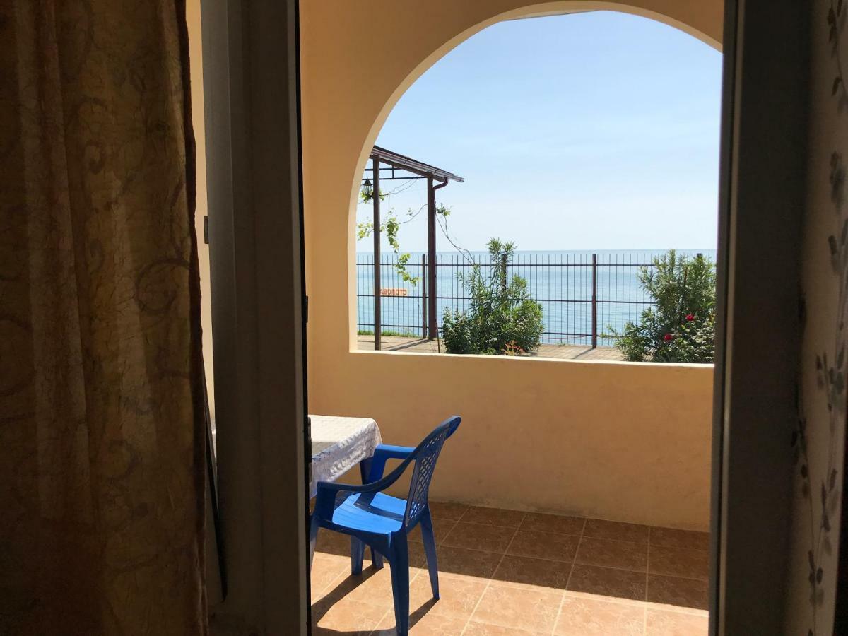 Hôtel Davel à Gagra Extérieur photo