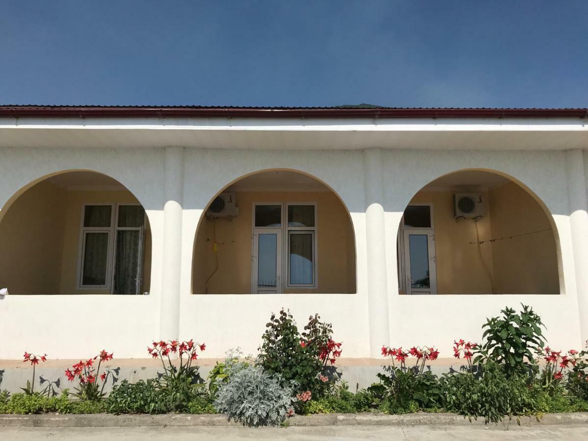 Hôtel Davel à Gagra Extérieur photo