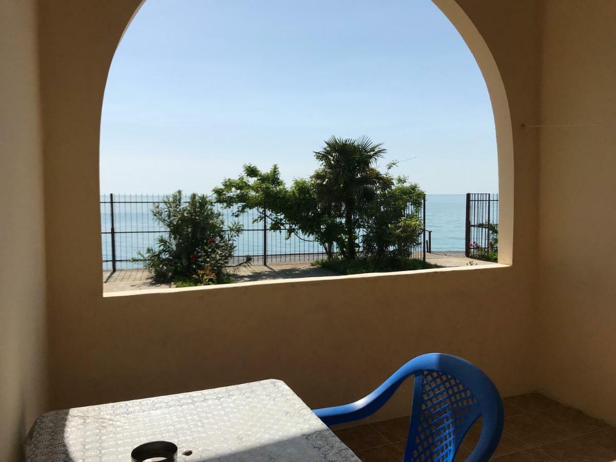 Hôtel Davel à Gagra Extérieur photo